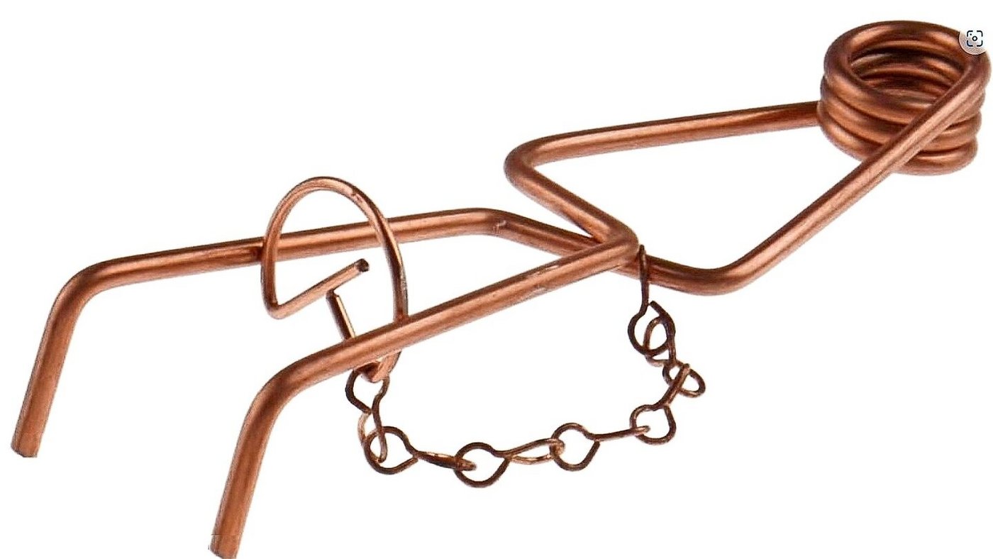 Noch heute im Einsatz: Die gespannte Drahtfalle wird in einen Mäusegang gelegt. 