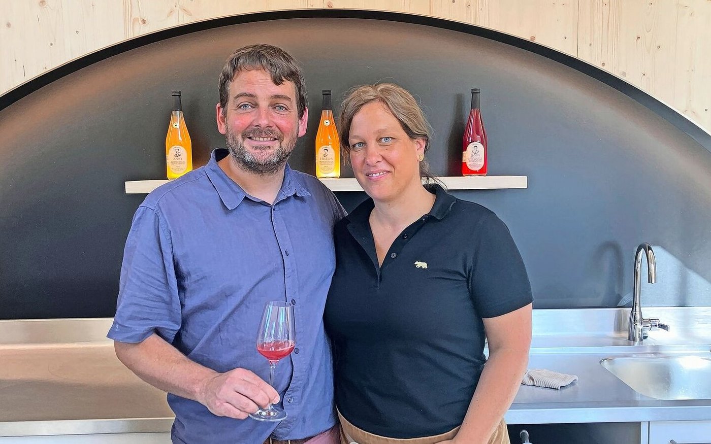 Christoph und Debora Bär mit ihren sortenfreien Bio-Apfelsäften im Hintergrund.