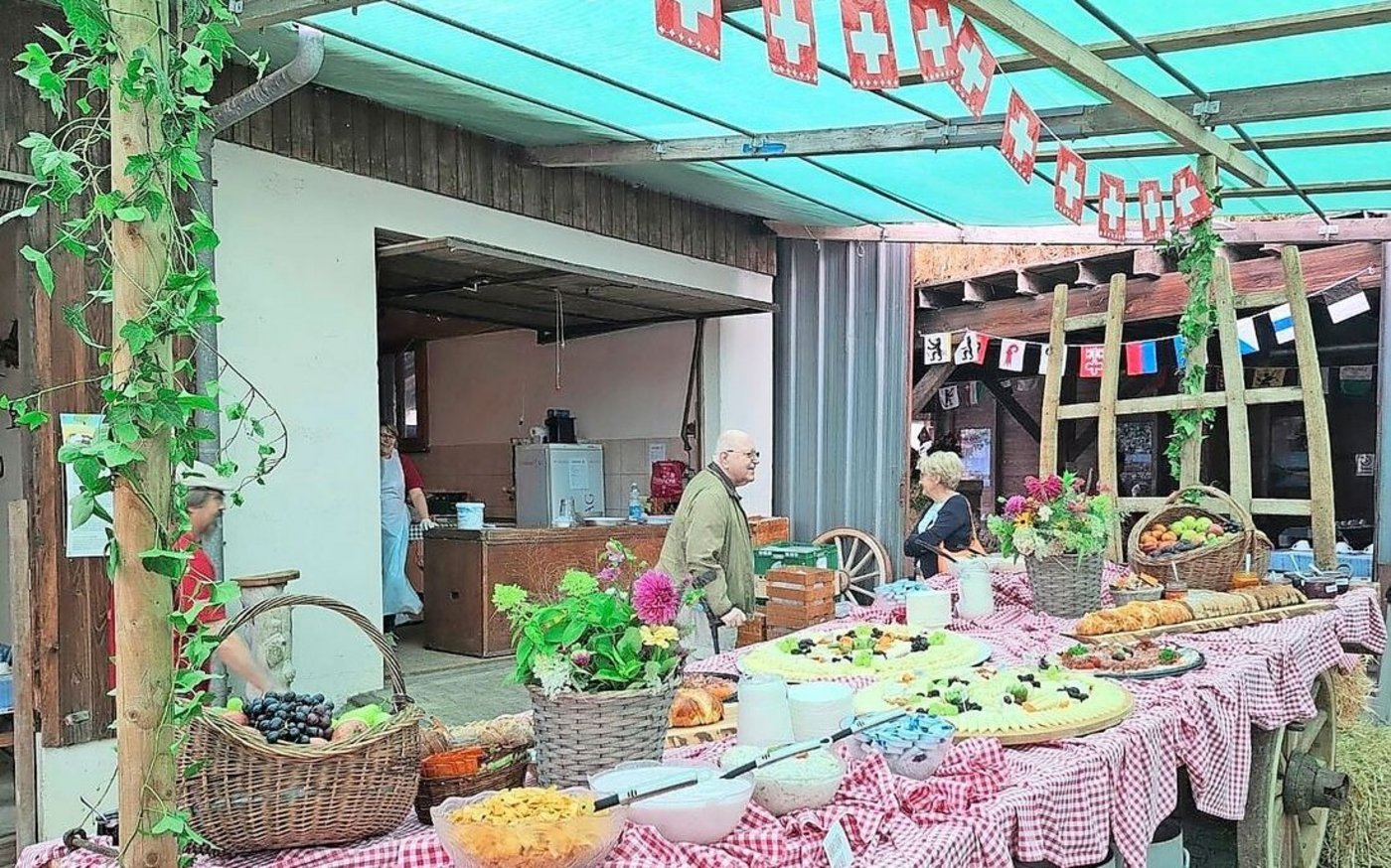 Ein reich gedecktes Buffet auf dem Eyhof in Buchs. Dank eingespielter Abläufe und vieler erfahrener Helfender wurden 500 Gäste bewirtet. 
