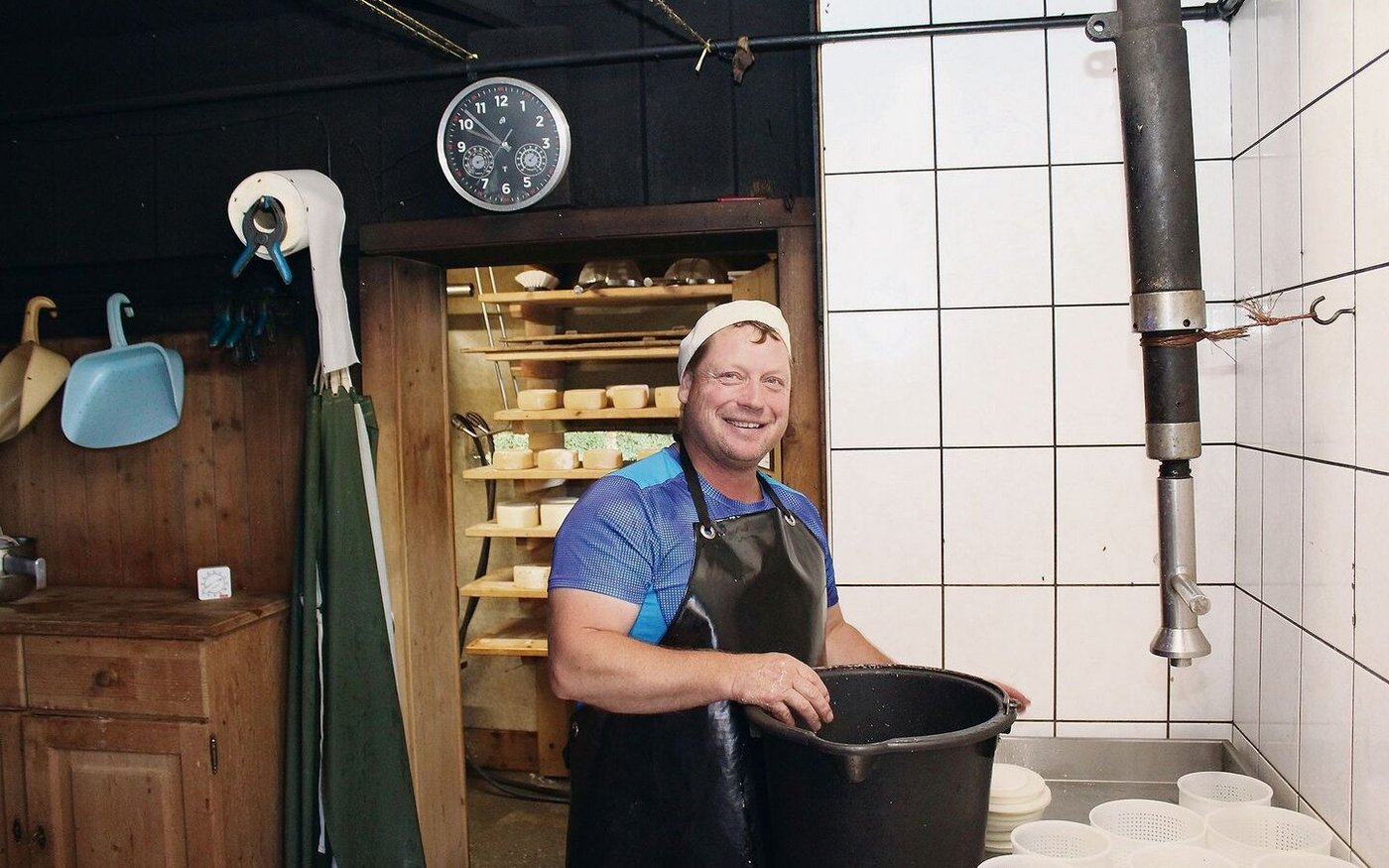 Roland Brunner verarbeitet an seinem Kupferkessi 270 Liter Milch zu Bergmutschli. Bereits seinen dreissigsten Alpsommer verbringt er auf der Alp Heubühlen.