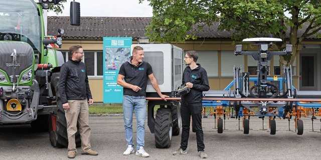 Nils Zehner (AGCO) Roman Gambirasio (GVS)und Florian Abt (Arenenberg) stehen vor einem Fendt-Traktor sowie einem Feldroboter.