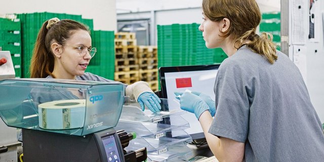 Ana Gomes (links) stammt aus Portugal, die Arbeitskollegin aus Polen. Sie kommunizieren bei der Arbeit auf Deutsch – von den verbesserten Sprachkenntnissen profitierten sie beide und letztendlich auch die Firma. 