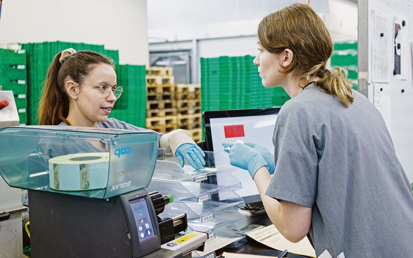 Ana Gomes (links) stammt aus Portugal, die Arbeitskollegin aus Polen. Sie kommunizieren bei der Arbeit auf Deutsch – von den verbesserten Sprachkenntnissen profitierten sie beide und letztendlich auch die Firma. 