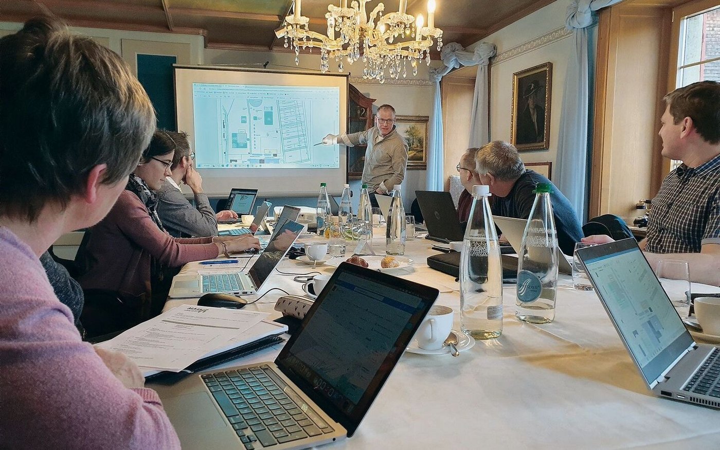 Gemütlich war nur der Name des Sitzungszimmers. In «Omas Stube» hat das ALA-OK fünf Stunden lang gearbeitet, geplant und diskutiert.