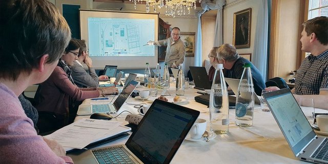 Gemütlich war nur der Name des Sitzungszimmers. In «Omas Stube» hat das ALA-OK fünf Stunden lang gearbeitet, geplant und diskutiert.