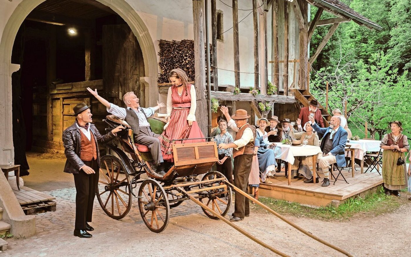 In dieser Szene feiern Steffen (Markus Omlin) und Eisi (Anne Hodler) 20 Jahre «Gnepfi».