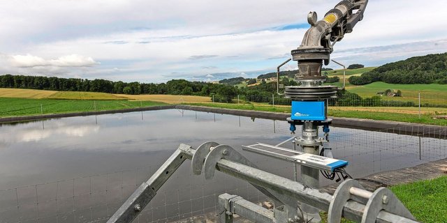 Regenwasserspeicher-becken (hier in Nuvilly FR) entlasten Fliessgewässer und helfen, den Ertrag zu sichern.