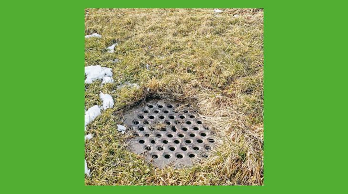 Offener Schachtdeckel im Wiesland. (Bild js)