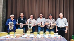 Die Kategoriensieger Die Kategoriensieger Käthy Gwerder, Oskar Pfyl, Michael Gwerder, Christian Föhn, Peter Betschart und Othmar Schelbert, Präsident des Alpwirtschaftlichen Vereins des Kantons Schwyz (v. l.).