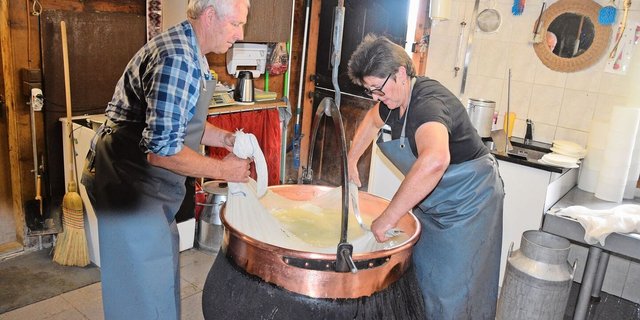 Fritz und Heidi Zurbrügg auf der Alp Egg am Käsen: Heute gibt es Mutschli.