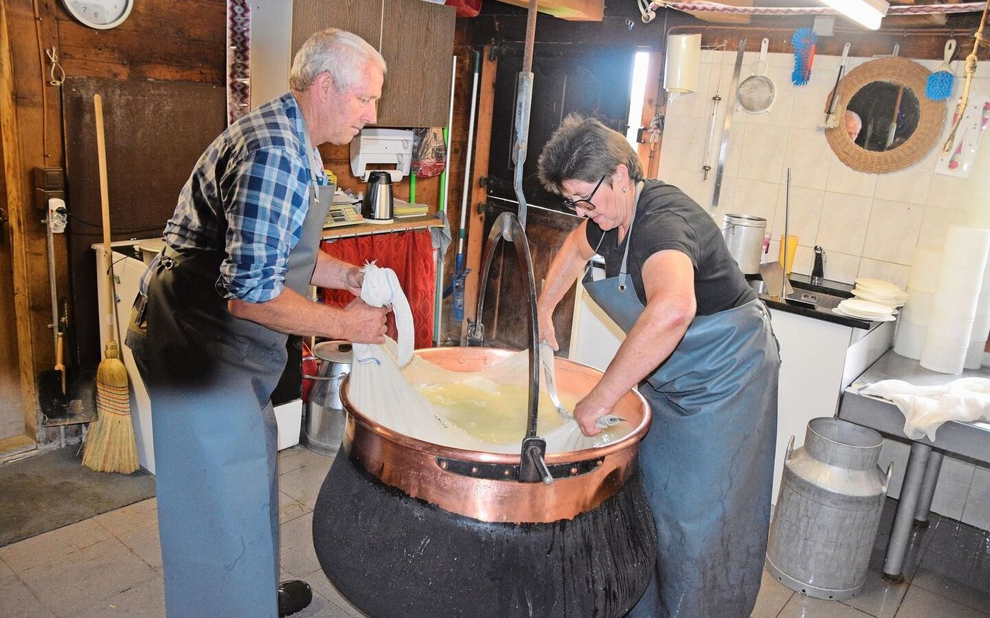 Fritz und Heidi Zurbrügg auf der Alp Egg am Käsen: Heute gibt es Mutschli.