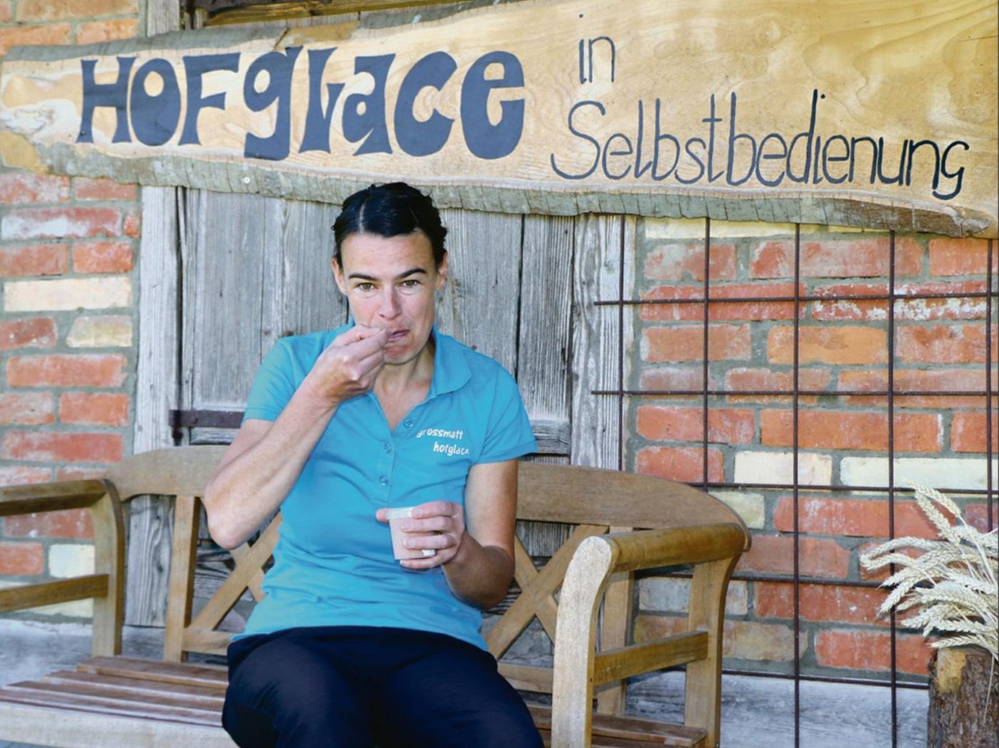 Ein seltener Moment: Silvia Gerber geniesst ein eigenes Schoggi-Glace aus dem Becher auf der Bank vor dem Hofladen. Die Glaceproduktion startete sie unter dem Motto: No risk – no fun. (Bild Sandra Joder)