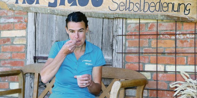 Ein seltener Moment: Silvia Gerber geniesst ein eigenes Schoggi-Glace aus dem Becher auf der Bank vor dem Hofladen. Die Glaceproduktion startete sie unter dem Motto: No risk – no fun. (Bild Sandra Joder)