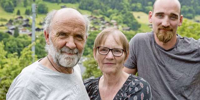 Zwei Generationen, ein Projekt: Vater Irénée, Mutter Gaby und Sohn Benjamin Dubosson aus Troistorrents im Unterwallis. (Bilder Max Hugelshofer, Schweizer Berghilfe)