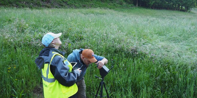 Während Monika Wolfensberger den Flug der Drohne von Auge und über das Display ihres Tablets verfolgt, blickt Remo Frauchiger konzentriert auf den Wärmebildmonitor. (Bilder Christian Weber)