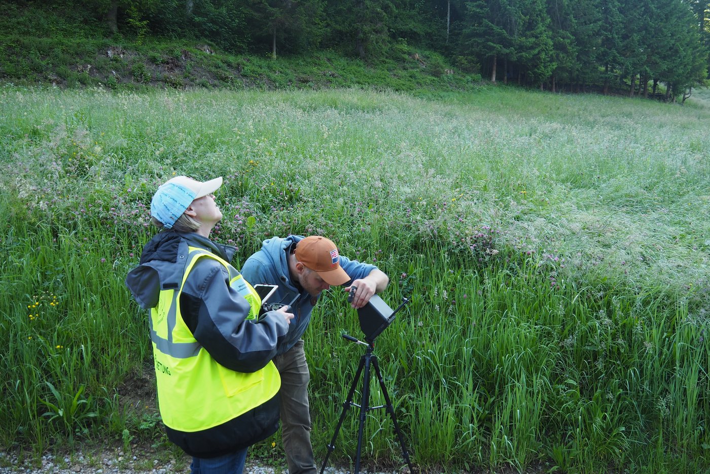 Während Monika Wolfensberger den Flug der Drohne von Auge und über das Display ihres Tablets verfolgt, blickt Remo Frauchiger konzentriert auf den Wärmebildmonitor. (Bilder Christian Weber)