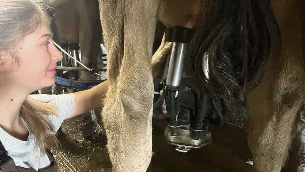 Louise Charbonnier arbeitet auf dem Biobetrieb der Familie Feller in Opfershofen TG als angehende Landwirtin.