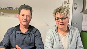 Hans-Peter und Chris Hans-Peter und Christine Bigler laden jeweils mit ihren Nachbarn Robert und Elisabeth Riesen (nicht auf dem Bild) zum Brunch.