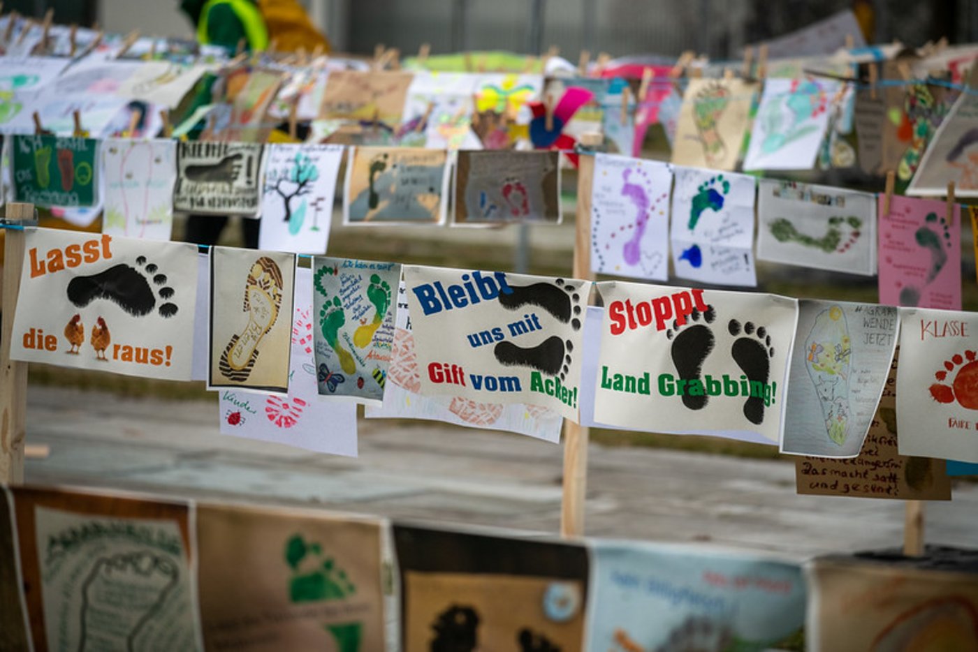 Man macht die Politik der CDU für Höfe- und Insektensterben verantwortlich und will die Union entsprechend abwählen. (Bilder Wir haben es satt)