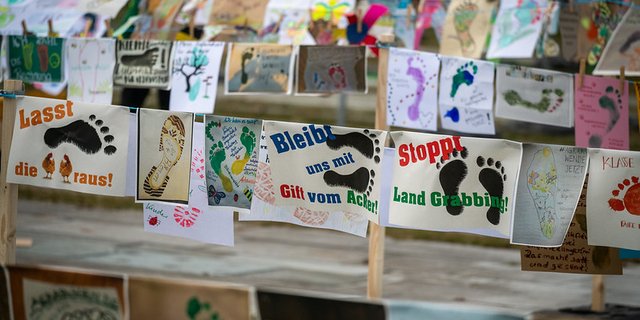 Man macht die Politik der CDU für Höfe- und Insektensterben verantwortlich und will die Union entsprechend abwählen. (Bilder Wir haben es satt)