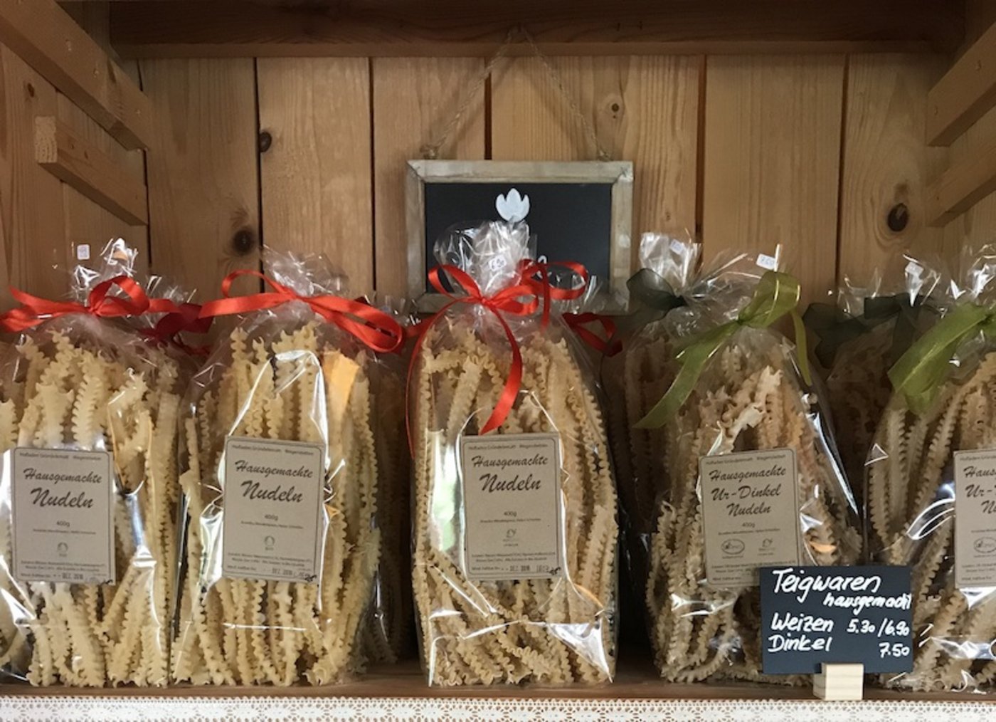  Individuell und schön gestaltete Etiketten verleihen den Hof-Produkten eine eigene Handschrift. (Bild mih)