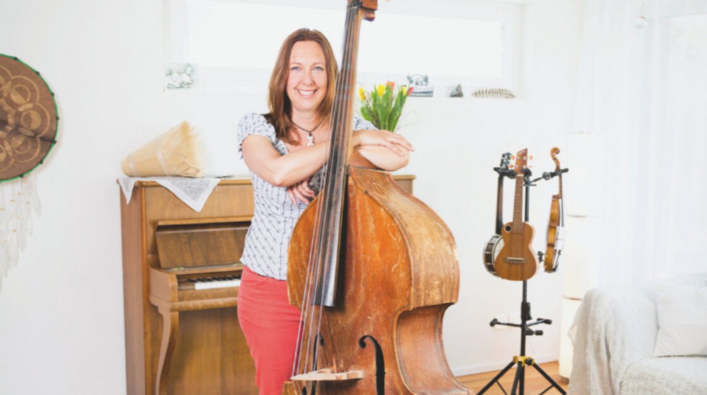 Das Wohnzimmer ist auch Sonja Morgeneggs Musikzimmer.  Derzeit lernt sie Kontrabass. (Bild Philipp Griesemer)