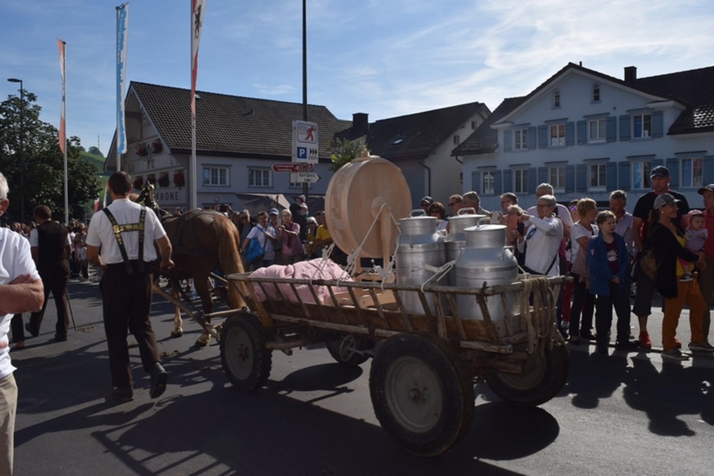 Das Pferd zieht den Holzwagen, auf dem sich die Gerätschaften von der Alp befinden.