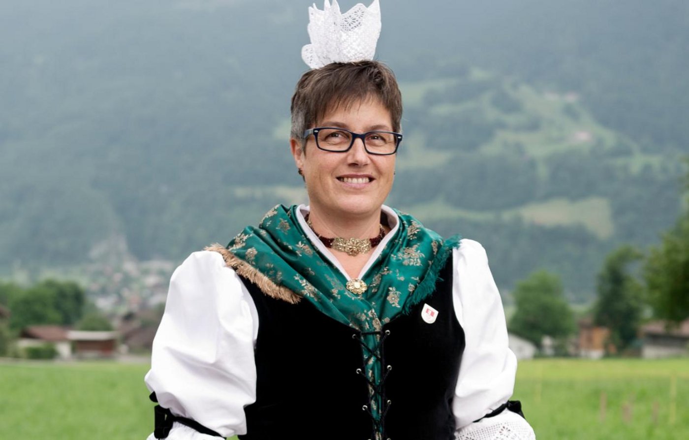 Pia Enz trägt ihre Tracht mit grossem Stolz: "Sie ist kein Modegag, sondern hat tiefe Wurzeln."  Die gehäkelte Haube, welche verheiratete Frauen tragen, ist charakteristisch für Obwalden.  (Bild zVg)