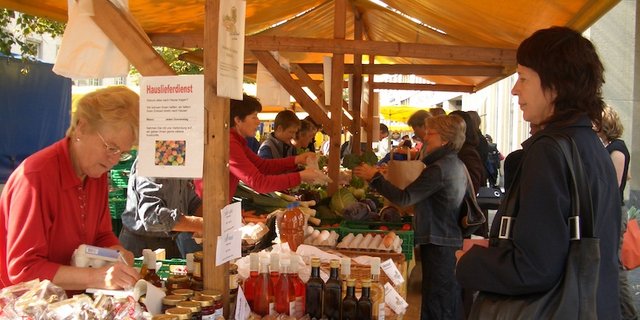 Ein schöner Marktstand lädt zum Kaufen ein. Damit sich die Arbeit aber lohnt, müssen die Produkte den richtigen Preis haben. Diesen festzulegen, bedeutet: Beobachten und genau rechnen. (Bild Agnes Schneider Wermelinger)