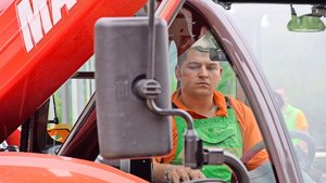 Mit voller Konzentration dabei: Praxisnähe soll auch in der revidierten Grundbildung zentral bleiben.