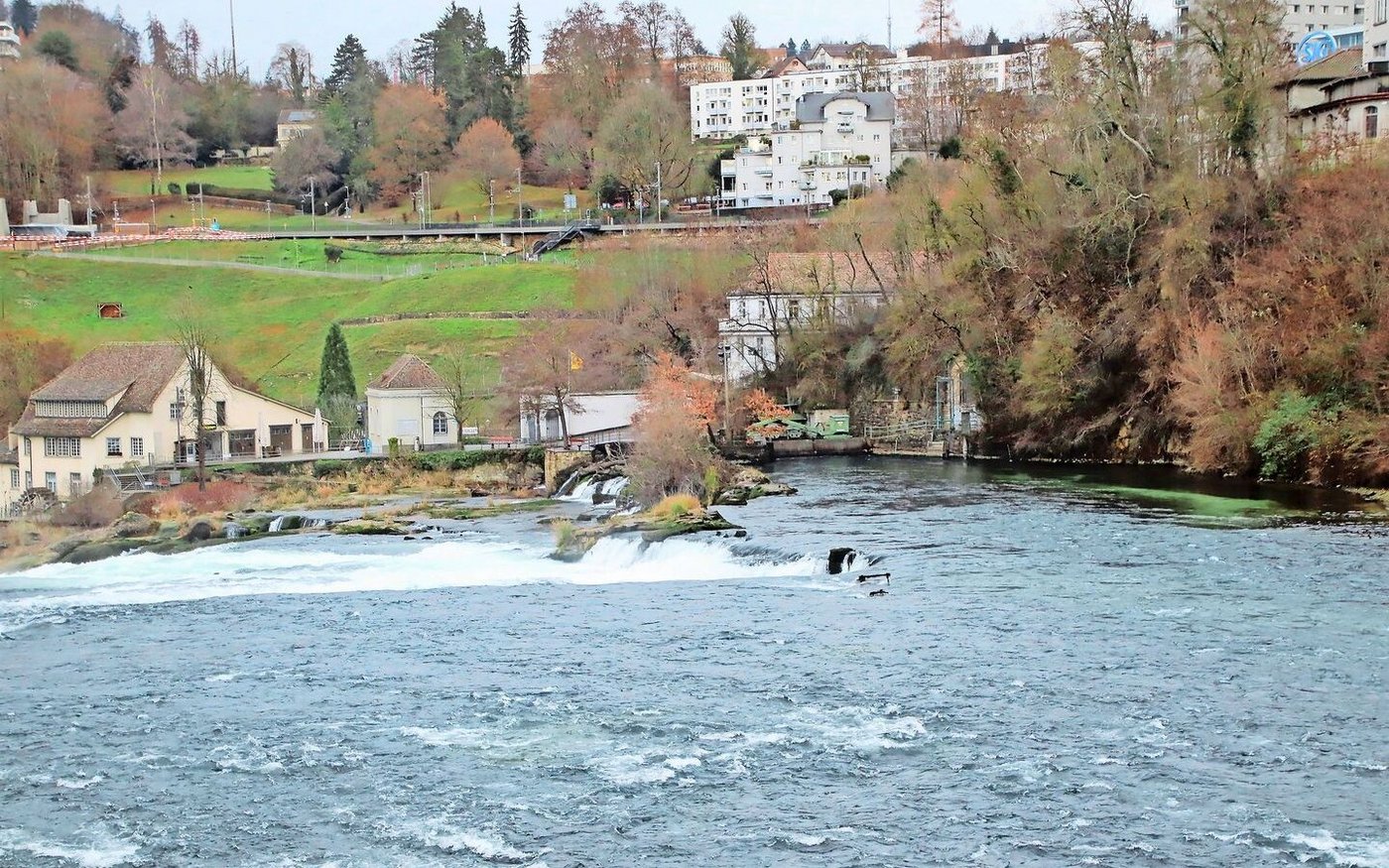 Das Wasserkraftwerk am Rheinfall auf der Neuhauser Seite besteht seit bald 75 Jahren und fällt kaum auf.