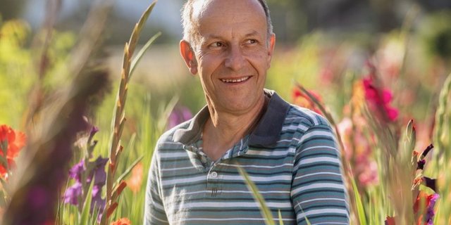 Hans Hagenbuch betreibt in Oberlunkhofen AG und Umgebung seit 30 Jahren Schnittblumenfelder. Bild: Pia Neuenschwander