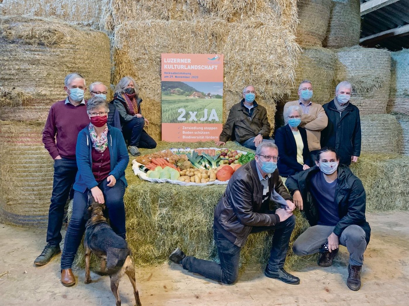 Die Befürworter der Kulturlandinitiativen weisen anschaulich darauf hin, wie viel Lebensmittel jährlich auf 30 m2 produziert werden. So viel Fläche gehe jede Viertelstunde im Kanton verloren. (Bild Josef Scherer)