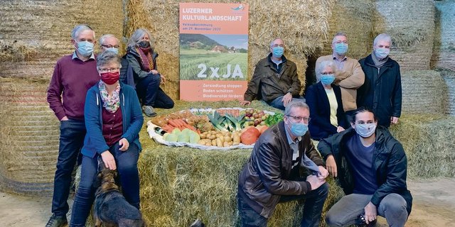 Die Befürworter der Kulturlandinitiativen weisen anschaulich darauf hin, wie viel Lebensmittel jährlich auf 30 m2 produziert werden. So viel Fläche gehe jede Viertelstunde im Kanton verloren. (Bild Josef Scherer)