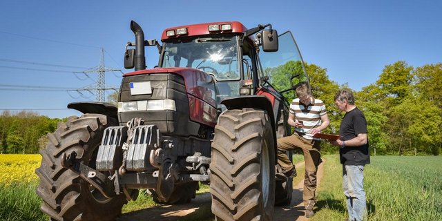 Die grösste und kleinsten Machine sind den Landwirten ihr wichtigstes Werkzeug. Die kleinen Smartphones begleiten Landwirtinnen und Landwirte im Stall und auf dem Acker. (Bild Fotolia)