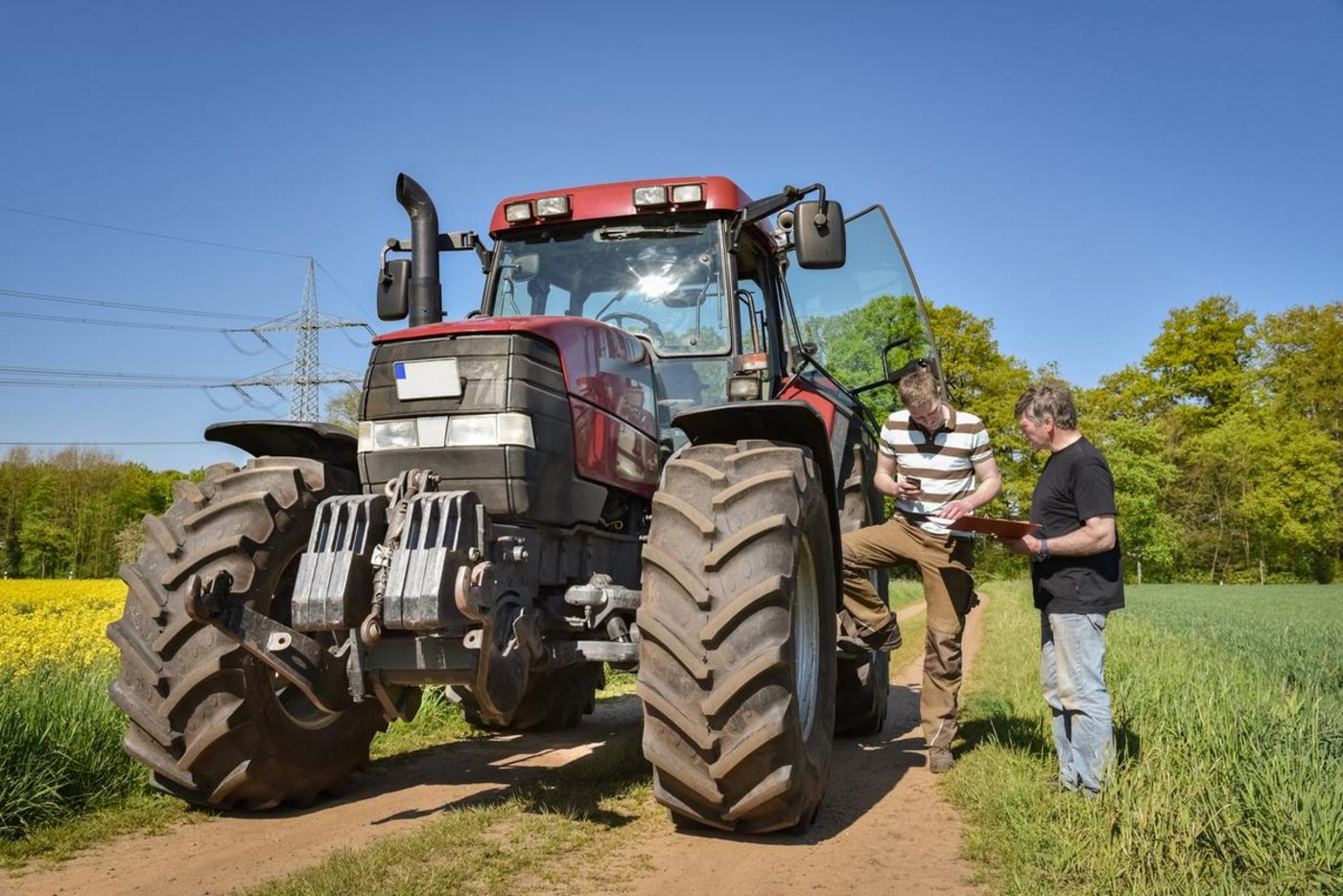 Die grösste und kleinsten Machine sind den Landwirten ihr wichtigstes Werkzeug. Die kleinen Smartphones begleiten Landwirtinnen und Landwirte im Stall und auf dem Acker. (Bild Fotolia)