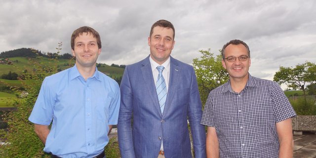 Präsident Josef Burri mit dem abtretenden Vorstandsmitglied Daniel Felder (links) und dem neu gewählten Beda Estermann (rechts) anlässlich der GV in Entlebuch. (Bild Samuel Brunner)