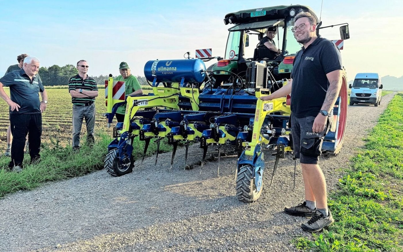 Trockenübung auf dem Feldweg: Dominik Willi (rechts) erklärt die Funktionsweise des Ullmanna Hackgeräts.