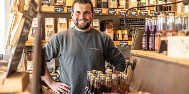 Lukas Glauser setzt in seinem Hofladen in Wichtrach konsequent auf regionale Bio-Produkte. Die Preise sind deshalb etwas höher, aber für Glauser muss die Qualität stimmen.