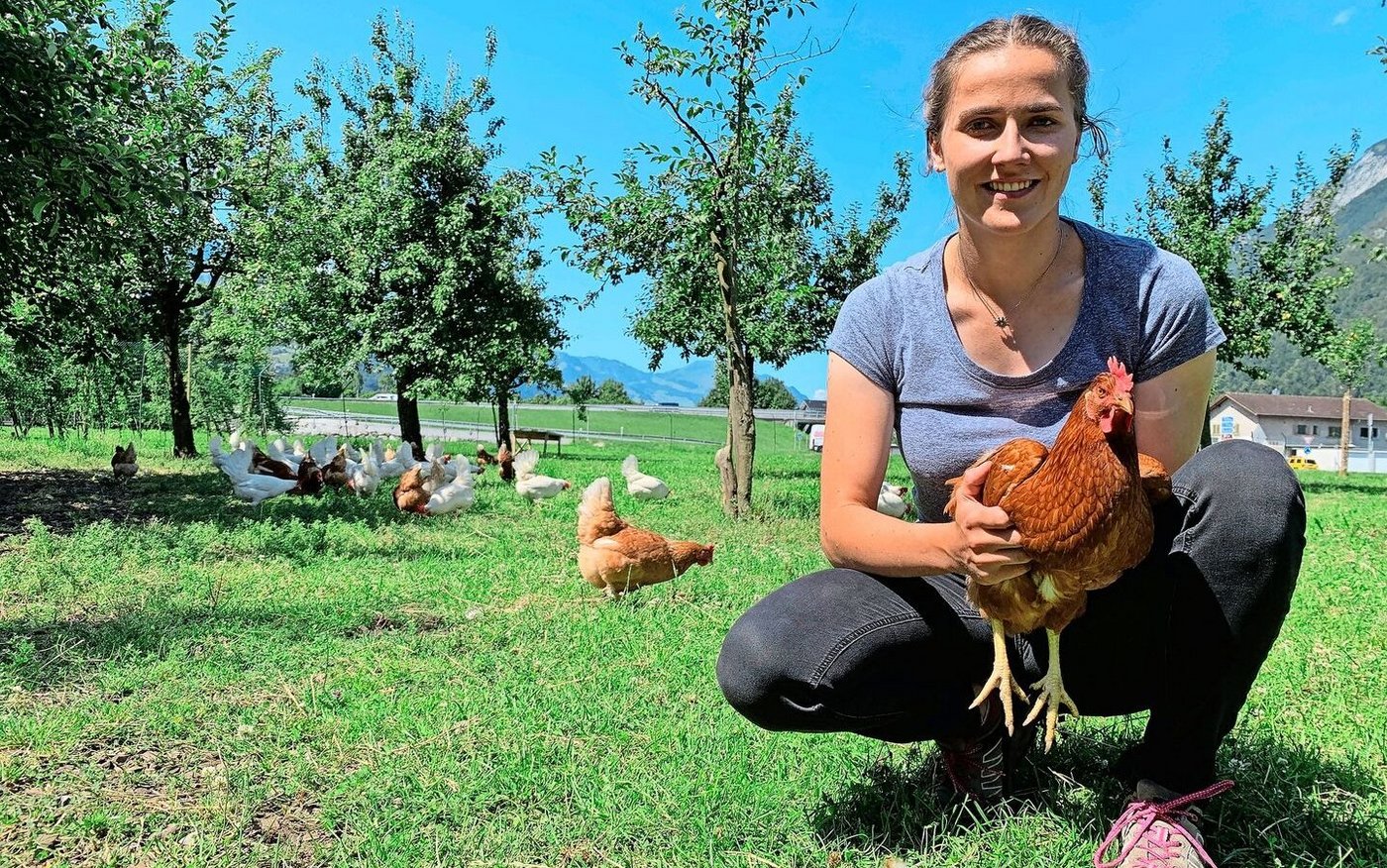 Die neue Geschäftsführerin des Zuger Bauernverbandes. Erika von Euw wohnt auf dem Bauernhof ihrer Eltern in Ingenbohl und liebt den Umgang mit den Tieren. Hier im Auslauf der Legehennen. 