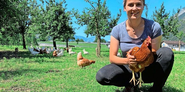 Die neue Geschäftsführerin des Zuger Bauernverbandes. Erika von Euw wohnt auf dem Bauernhof ihrer Eltern in Ingenbohl und liebt den Umgang mit den Tieren. Hier im Auslauf der Legehennen. 