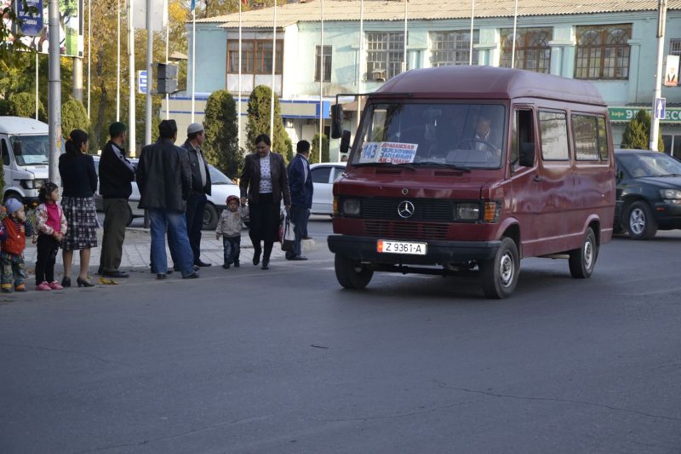 Wenn für Schweizer Verhältnisse der Bus eigentlich schon voll wäre, steigen in Kirgistan noch gut und gerne  10 Personen ein. (Bilder Tobias Gerber) 