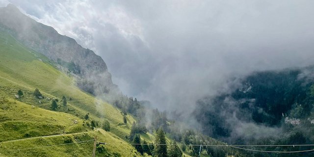 Auf der Alp ist nebst der Witterung auch das Zwischenmenschliche wichtig für eine erfolgreiche Sömmerung. Kommt es zu Auseinandersetzungen, Ausfällen oder Konflikten entstehen Spannungen. Der Service des Alpofons soll in solchen Situationen seelische oder logistische Unterstützung bieten. (Bild Dominik Burren)