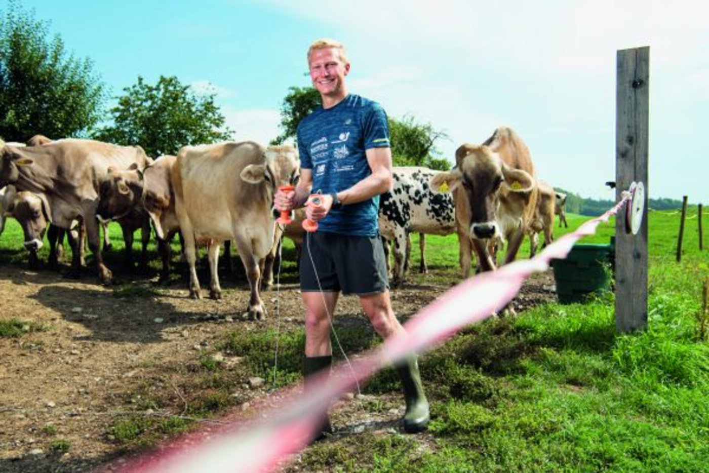 Patrik Wägeli mit der gemischten Herde. (Bilder Marion Nitsch)