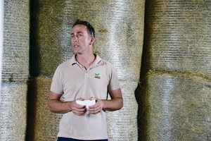 Ackerbau: Den Boden schonend bewirtschaften mit No-Till Swiss No-Till-Präsident Reto Minder eröffnete die Flurbegehung in Gampelen BE.