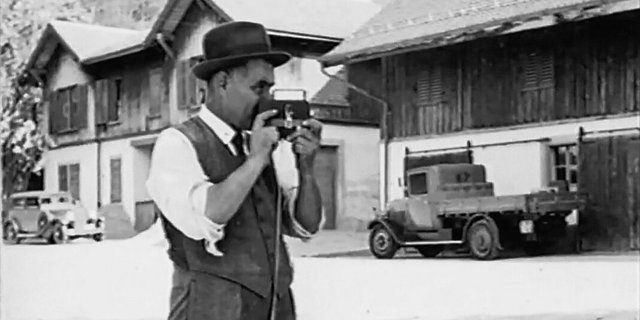 Walter Schmid mit seiner Kamera. Nach seiner Rückkehr aus den USA hat Schmid auch auf dem Strickhof gefilmt. 
