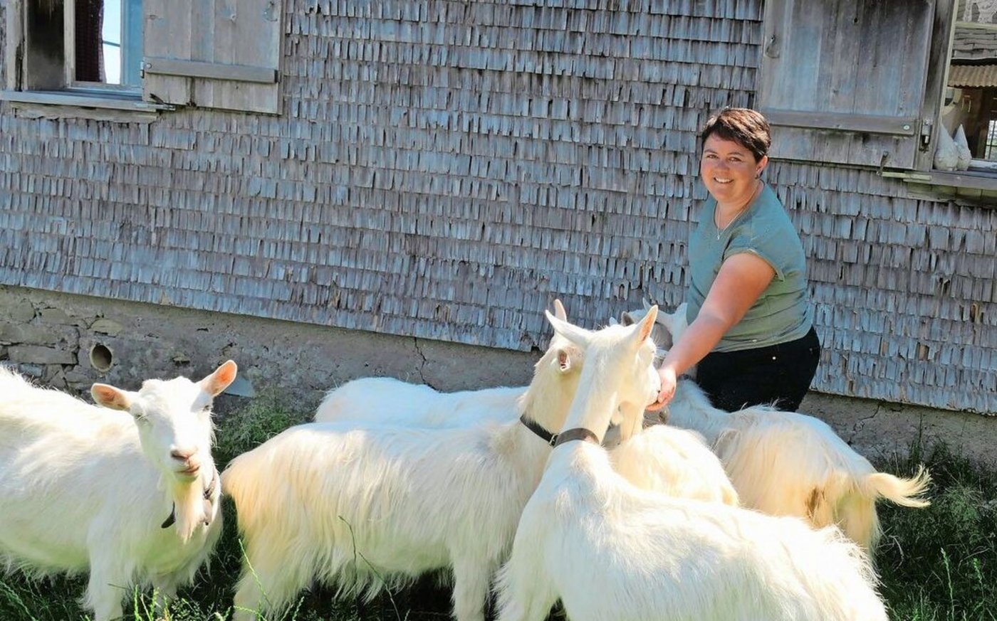 Die Toggenburger Bäuerin Patricia Giezendanner verbringt während der Saison viel Zeit bei den Milchkühen auf der Sommerweide. Mit dabei sind auch die sieben Appenzellerziegen.