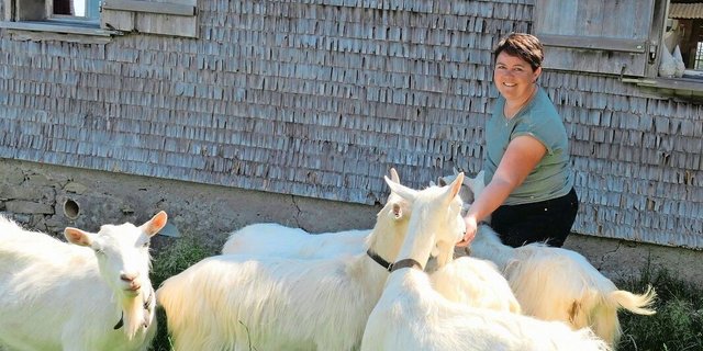 Die Toggenburger Bäuerin Patricia Giezendanner verbringt während der Saison viel Zeit bei den Milchkühen auf der Sommerweide. Mit dabei sind auch die sieben Appenzellerziegen.