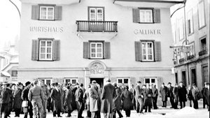 Markttag im Jahr 1942 vor dem Wirtshaus Galliker am Kasernenplatz in Luzern: Der alljährliche Knechtenmarkt war die Stellenbörse für landwirtschaftliche Arbeiter in jener Zeit.   