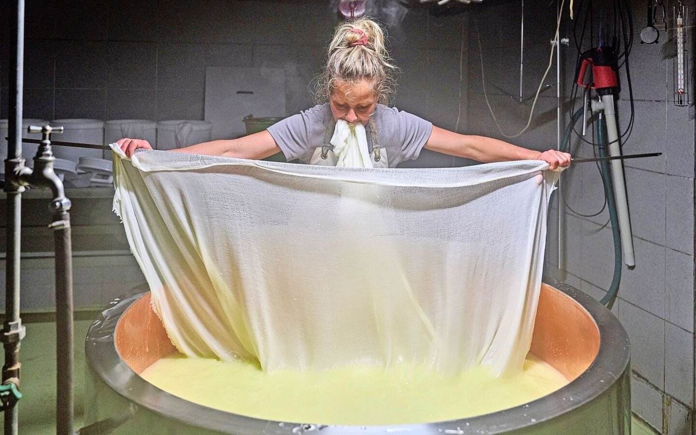 Mutter Mirjam Gisler beginnt oft schon um zwei Uhr mit Käsen.